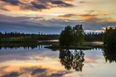 Rusya 'nın doğası. Karelia Cumhuriyeti. Ufuktaki adalar. Vahşi doğa. Gölde sakin ol. Chirka-Kem Nehri.