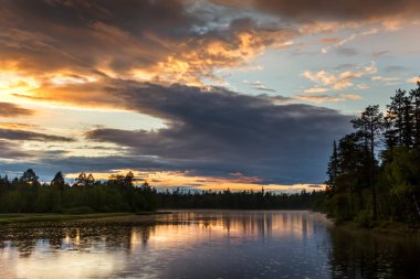 Rusya 'nın doğası. Karelia Cumhuriyeti. Ufuktaki adalar. Vahşi doğa. Gölde sakin ol. Chirka-Kem Nehri.