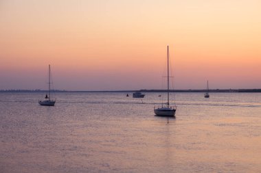 Pomorie Körfezi 'nde gün batımı. Karadeniz. Bulgaristan.