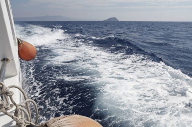 Su sıçratan bir yelkenli manzarası. Ege Denizi.