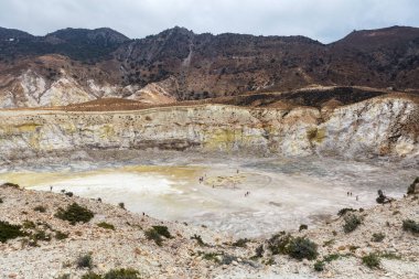 Nisyros Yunanistan 'daki Stefanos krateri. Yunanistan 'da kükürt kristaliyle yanardağ.