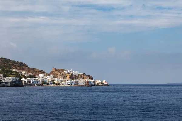 Yacht Meninggalkan Desa Mandraki Ibukota Pulau Vulkanik Nisyros Dodecanese Yunani — Stok Foto