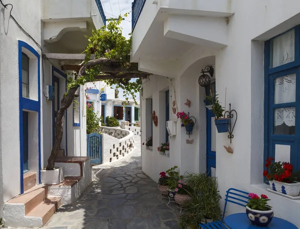 ギリシャのニイロス島の村で最も狭い通り ストック写真