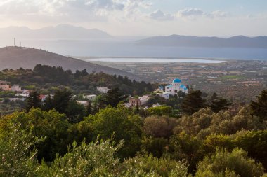 Gün batımında Kos Adası 'ndaki kilise çevresindeki ada manzarasına. Yunanistan.