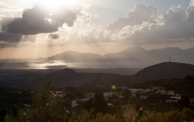 Yunanistan 'ın Kos Adası' ndaki Zia Köyü 'nden bulutlar ve güneş ışınlarıyla gün batımı manzarası.