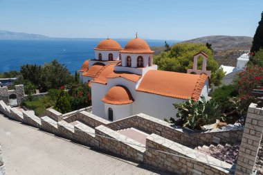 Yunanistan 'ın Dodecanese, Kalymnos' un başkenti Pothia Town üzerindeki bir tepenin üzerinde yer alan güzel Agios Savvas Manastırı
