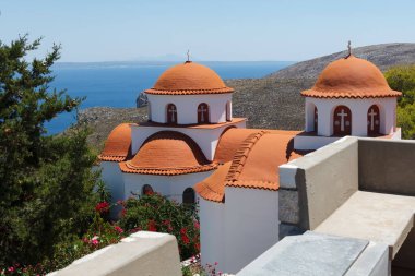 Yunanistan 'ın Dodecanese, Kalymnos' un başkenti Pothia Town üzerindeki bir tepenin üzerinde yer alan güzel Agios Savvas Manastırı