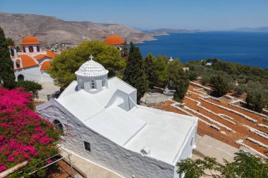 Yunanistan 'ın Dodecanese, Kalymnos' un başkenti Pothia Town üzerindeki bir tepenin üzerinde yer alan güzel Agios Savvas Manastırı