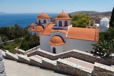Yunanistan 'ın Dodecanese, Kalymnos' un başkenti Pothia Town üzerindeki bir tepenin üzerinde yer alan güzel Agios Savvas Manastırı