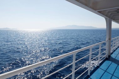 Mavi denize giden bir tekneden görüntü. Yunanistan tatilleri.