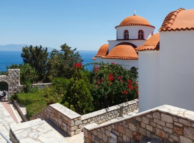 Yunanistan 'ın Dodecanese, Kalymnos' un başkenti Pothia Town üzerindeki bir tepenin üzerinde yer alan güzel Agios Savvas Manastırı