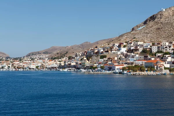 ギリシャのカルムノス島の港への船からの眺め — ストック写真