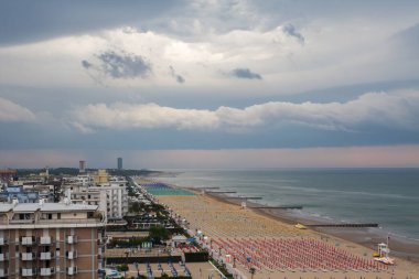 Lido di Jesolo 'nun Venedik ile Piave nehrinin ağzı arasındaki geniş kumlu plajlarının havadan görünüşü..