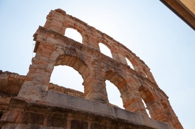 Verona 'daki antik Roma arenasının kalıntılarının manzarası. İtalya.