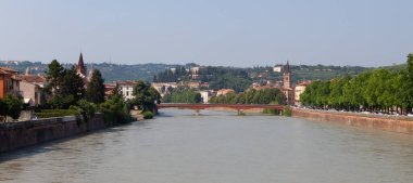 Verona 'nın eski kasabasının panoramik manzarası ve Adige nehri üzerindeki köprü. İtalya.