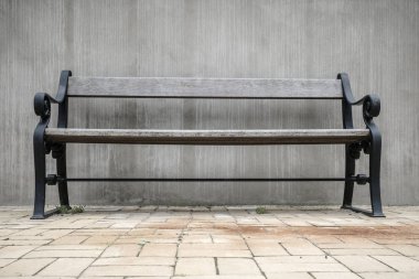 Büyük bir beton duvar ile bir teras üzerinde vintage tarzı ahşap Bank