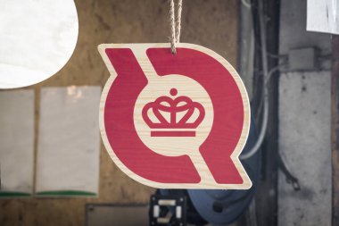 Haderslev, Danimarka - olabilir 6-2016: ekoloji Danimarka üreten tüm tarafından kullanılmak üzere ücretsiz resmi Danimarka ekoloji logo istikrarlı bir oturum