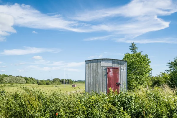 Capannone Legno Campo Rurale Una Campagna Con Campi Verdi Piante — Foto Stock