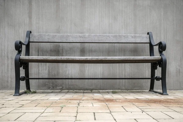 Holzbank Vintage Stil Auf Einer Terrasse Mit Einer Großen Betonwand — Stockfoto