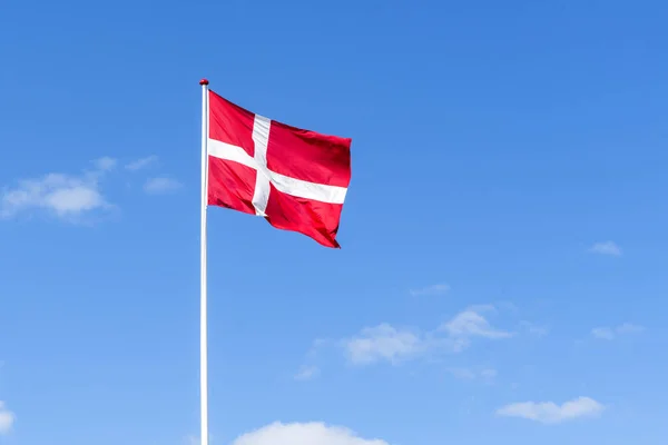 Bandera Danesa Rojo Blanco Ondeando Viento Sobre Asta Bandera Con —  Fotos de Stock