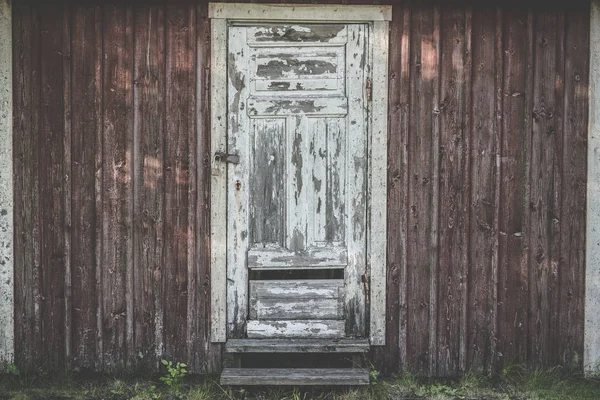 Alte Holztür Mit Verwitterter Farbe Und Abgerissenen Planken Mit Schloss — Stockfoto