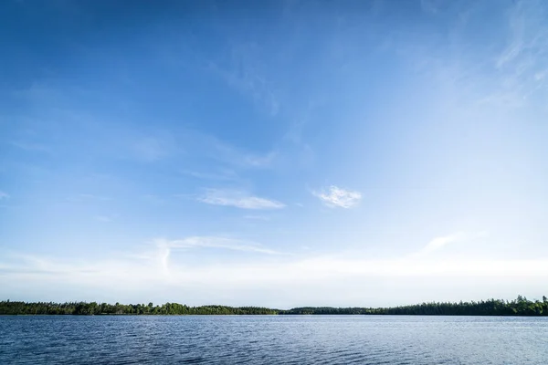 Grande Lago Ambiente Natureza Pura Com Floresta Redor Céu Azul — Fotografia de Stock