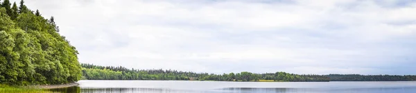 Seenlandschaft Panorama Mit Ruhigem Wasser Und Grünen Wäldern Sommer — Stockfoto