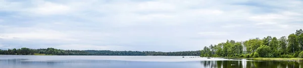 Panorama Paisaje Lago Tranquilo Rodeado Árboles Verdes Primavera — Foto de Stock