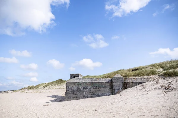 Dune Strand Med Ruinerna Världskriget Bunkrar Sommar Blå Himmel — Stockfoto