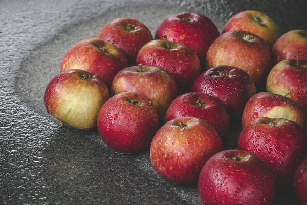 Våt Äpplen Granitklippor Regnet Nedgången Röda Färger Med Droppar — Stockfoto