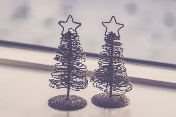 Dos Pequeños Árboles Navidad Decorativos Con Brillo Estrellas Adorno Navidad — Foto de Stock