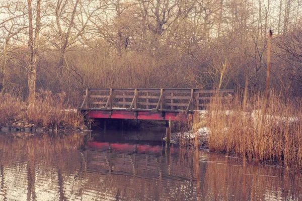 Pequeño Puente Con Pintura Roja Junto Río Otoño Una Mañana — Foto de Stock