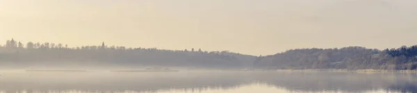 Panoramablick Über Einen Nebligen See Der Morgensonne Mit Idyllischer Landschaft — Stockfoto