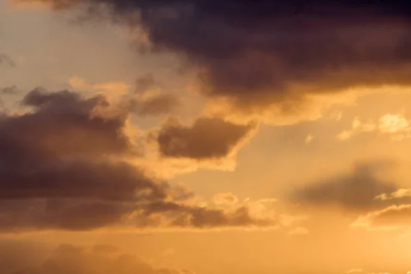 Puesta Sol Colorida Con Nubes Esponjosas Cielo Colores Dorados — Foto de Stock