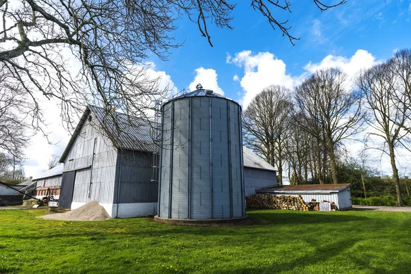 Kleine Boerderij Met Een Grote Silo Een Landelijke Omgeving Lente — Stockfoto