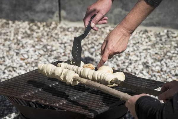 夏にいくつかのパンを焼く準備ができて手でグリルを自家製生地 — ストック写真