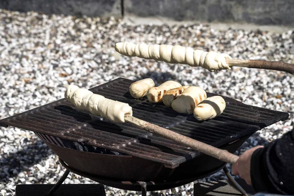 Pão Uma Grelha Livre Com Massa Crua Pau Pronto Para — Fotografia de Stock