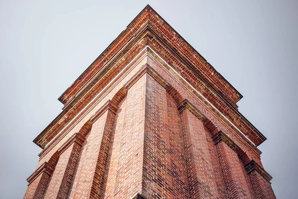 Torre Alta Com Tijolos Vermelhos Baixo Fundo Cinza Azul — Fotografia de Stock