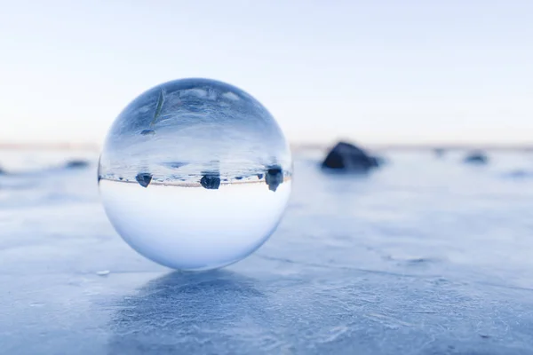 Schwarze Felsen Einer Glaskugel Auf Einem Zugefrorenen See Winter — Stockfoto