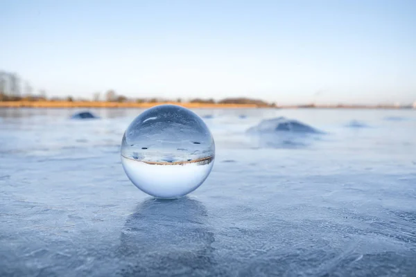 Transparente Glaskugel Auf Einem Zugefrorenen See Mit Eis Winter — Stockfoto