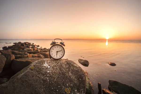 Budík Východ Slunce Moře Velké Skále Pobřeží — Stock fotografie