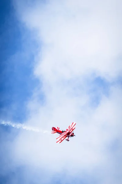 ベテラン プロペラ飛行機が白い煙の道で青い空に飛んで — ストック写真