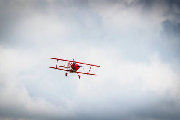 Avião Hélice Vermelha Voando Entre Nuvens Com Uma Tempestade Caminho — Fotografia de Stock