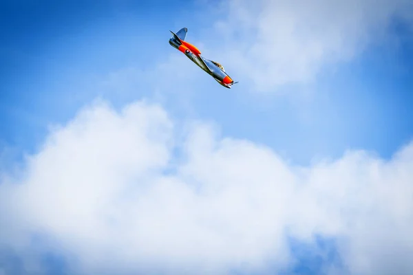 Літак Пірнає Блакитному Небі Білими Хмарами — стокове фото