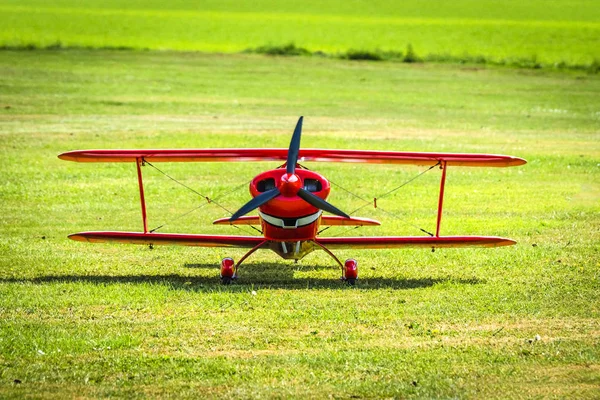 Red Veteran Plane Ready Take Green Meadow Summer — Stock Photo, Image
