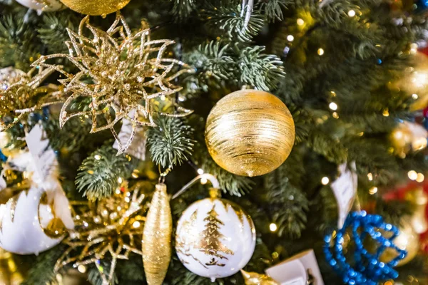 Árbol Navidad Con Adornos Brillantes Árbol Cubierto Las Vacaciones — Foto de Stock