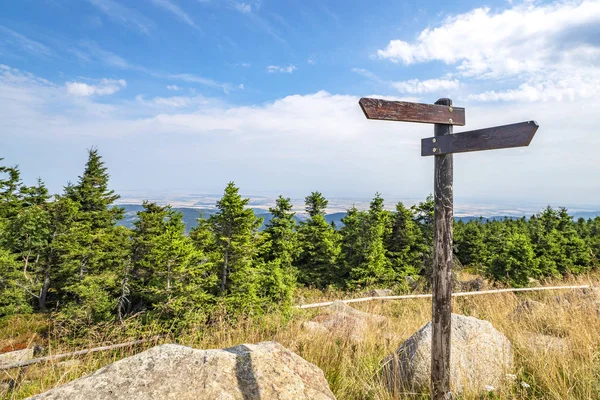 Houten Teken Tonen Verschillende Richtingen Top Van Een Heuvel Met — Stockfoto