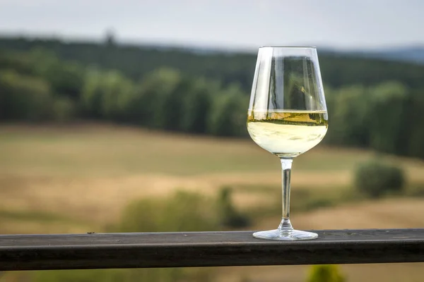 Copa Vino Blanco Una Tabla Madera Hermosa Naturaleza — Foto de Stock