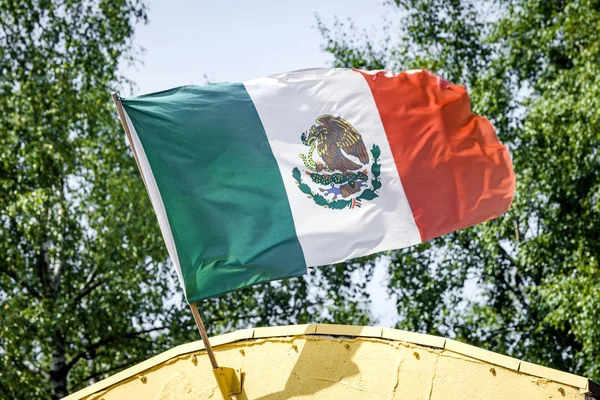 Bandera Mexicana Edificio Amarillo Ondeando Viento México — Foto de Stock