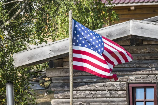 外の野生の西の木製キャビン アメリカの旗 — ストック写真